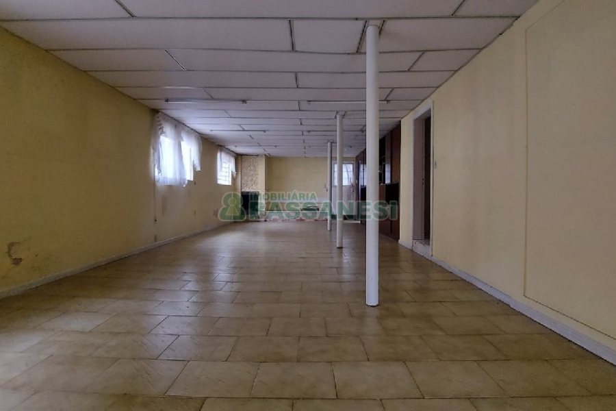 Casa com 200m², 6 dormitórios, 4 vagas, no bairro Centro em Caxias do Sul para Comprar