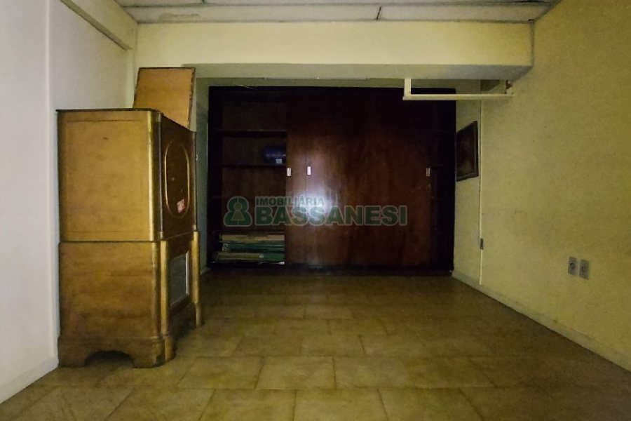 Casa com 200m², 6 dormitórios, 4 vagas, no bairro Centro em Caxias do Sul para Comprar