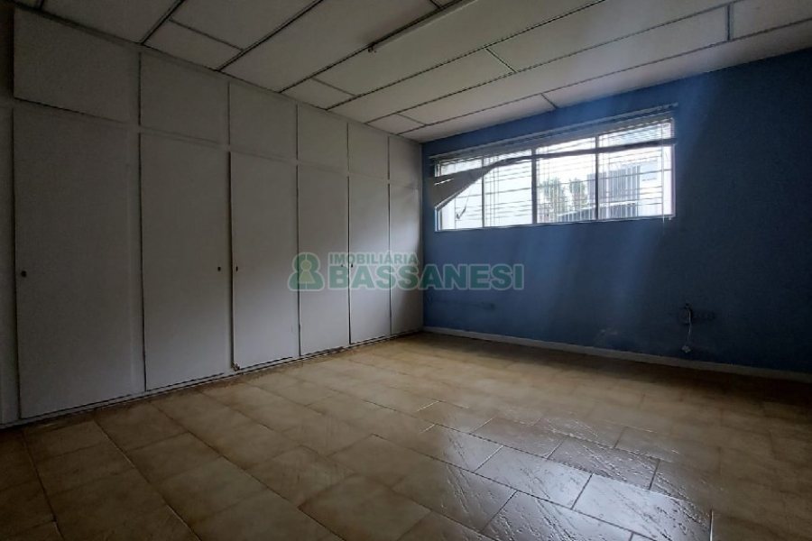 Casa com 200m², 6 dormitórios, 4 vagas, no bairro Centro em Caxias do Sul para Comprar