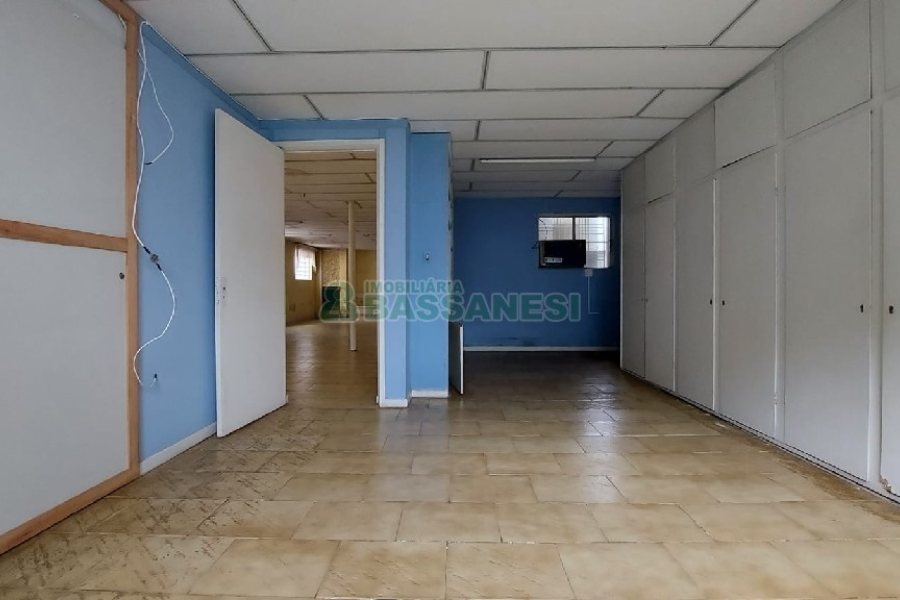 Casa com 200m², 6 dormitórios, 4 vagas, no bairro Centro em Caxias do Sul para Comprar