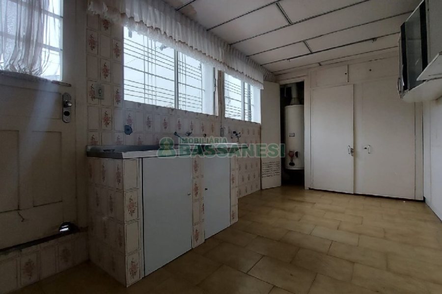 Casa com 200m², 6 dormitórios, 4 vagas, no bairro Centro em Caxias do Sul para Comprar