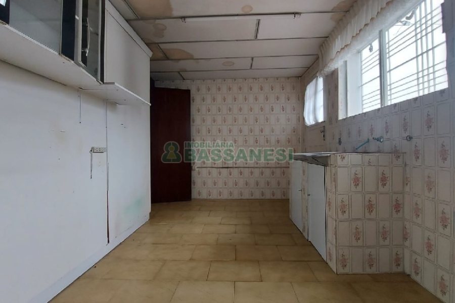 Casa com 200m², 6 dormitórios, 4 vagas, no bairro Centro em Caxias do Sul para Comprar
