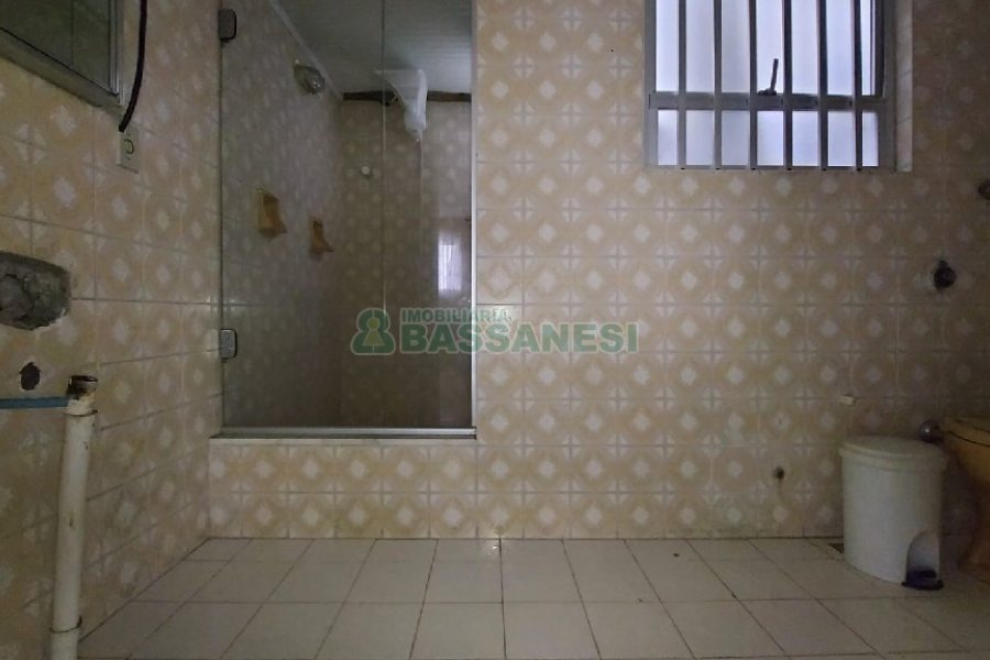 Casa com 200m², 6 dormitórios, 4 vagas, no bairro Centro em Caxias do Sul para Comprar
