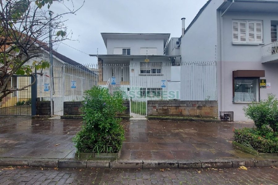Casa com 200m², 6 dormitórios, 4 vagas, no bairro Centro em Caxias do Sul para Comprar