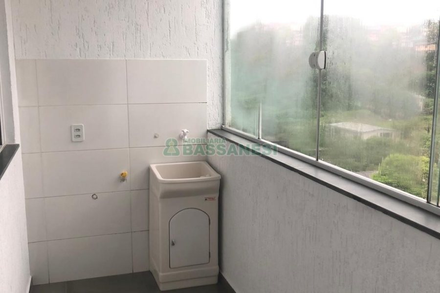 Apartamento com 56m², 2 dormitórios, 1 vaga, no bairro Kayser em Caxias do Sul para Alugar