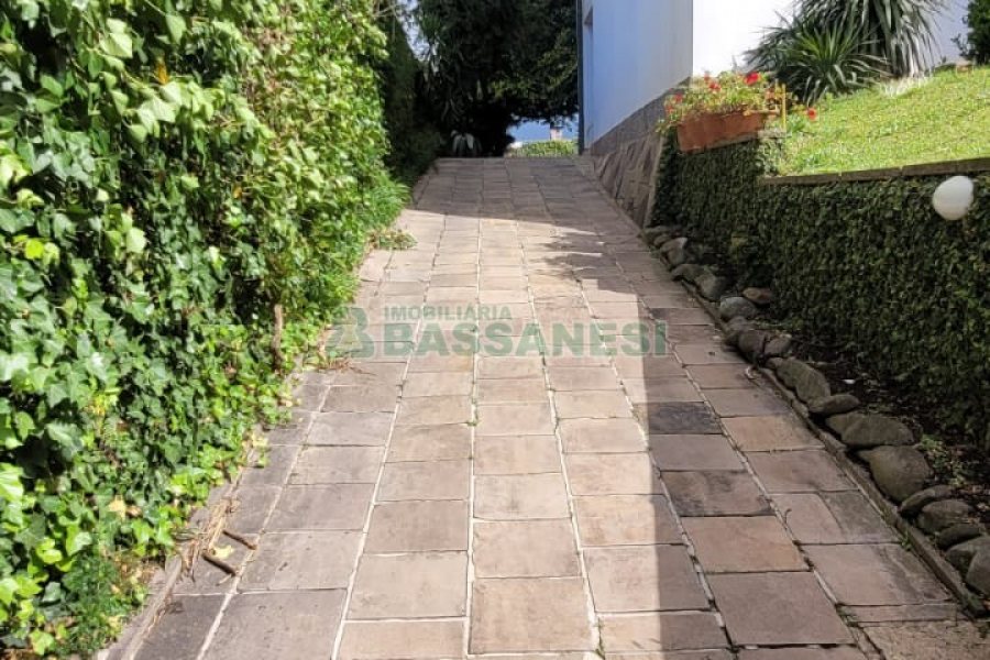 Casa com 1000m², 8 dormitórios, 3 vagas, no bairro Lourdes em Caxias do Sul para Alugar ou Comprar