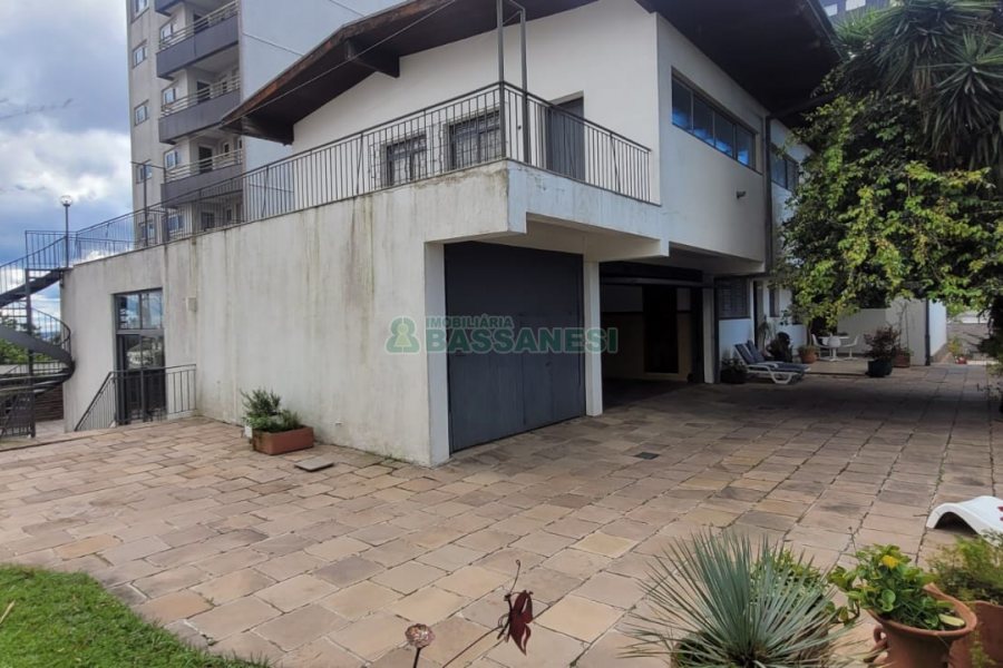 Casa com 1000m², 8 dormitórios, 3 vagas, no bairro Lourdes em Caxias do Sul para Alugar ou Comprar