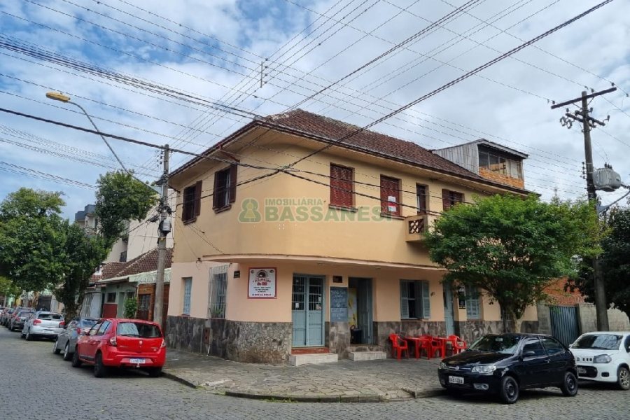 Predio com 300m², 6 dormitórios, no bairro Centro em Caxias do Sul para Comprar