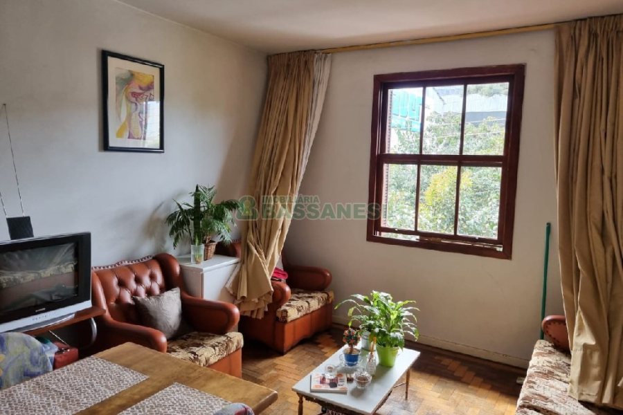 Predio com 300m², 6 dormitórios, no bairro Centro em Caxias do Sul para Comprar