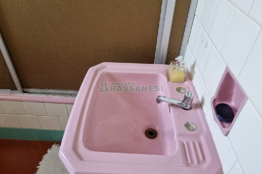 Predio com 300m², 6 dormitórios, no bairro Centro em Caxias do Sul para Comprar