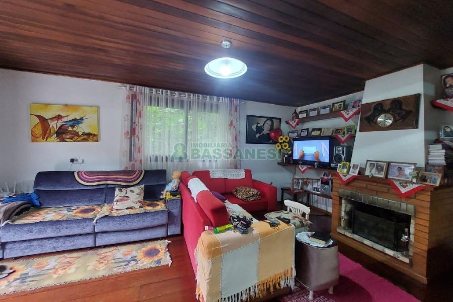 Casa com 152m², 3 dormitórios, 3 vagas, no bairro Kayser em Caxias do Sul para Alugar ou Comprar