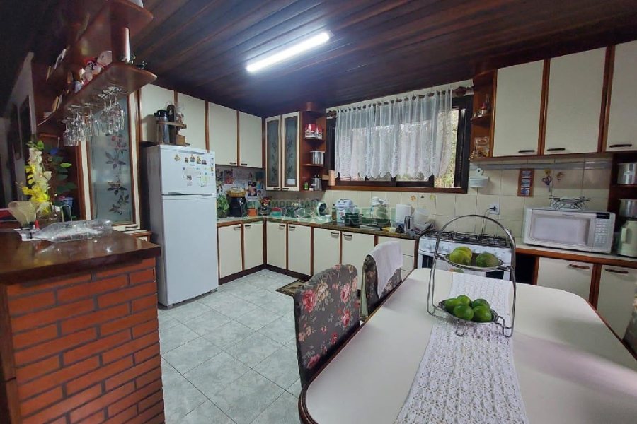 Casa com 152m², 3 dormitórios, 3 vagas, no bairro Kayser em Caxias do Sul para Alugar ou Comprar