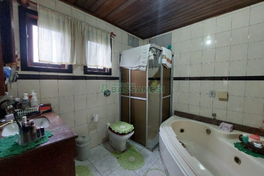 Casa com 152m², 3 dormitórios, 3 vagas, no bairro Kayser em Caxias do Sul para Alugar ou Comprar