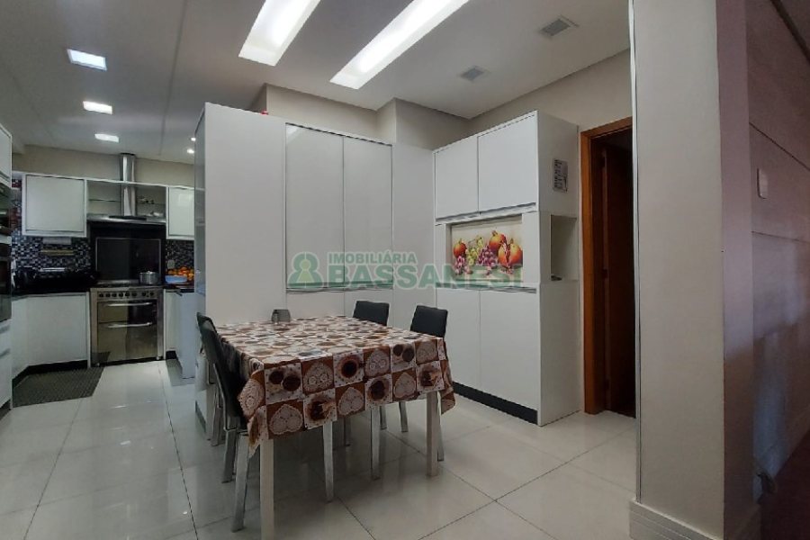 Apartamento com 160m², 3 dormitórios, 2 vagas, no bairro Centro em Caxias do Sul para Comprar