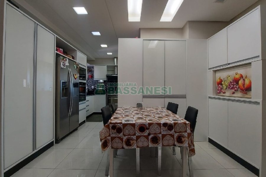 Apartamento com 160m², 3 dormitórios, 2 vagas, no bairro Centro em Caxias do Sul para Comprar