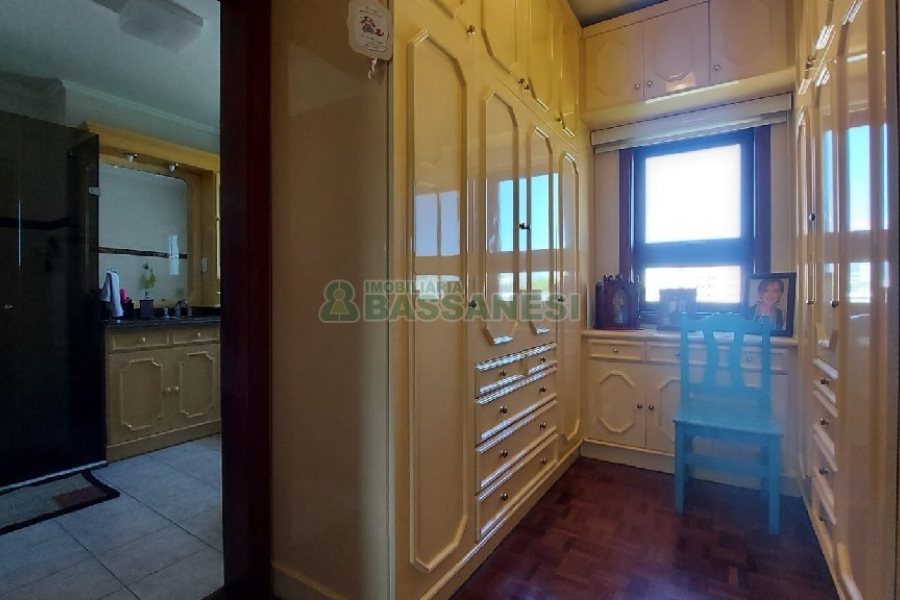 Apartamento com 160m², 3 dormitórios, 2 vagas, no bairro Centro em Caxias do Sul para Comprar