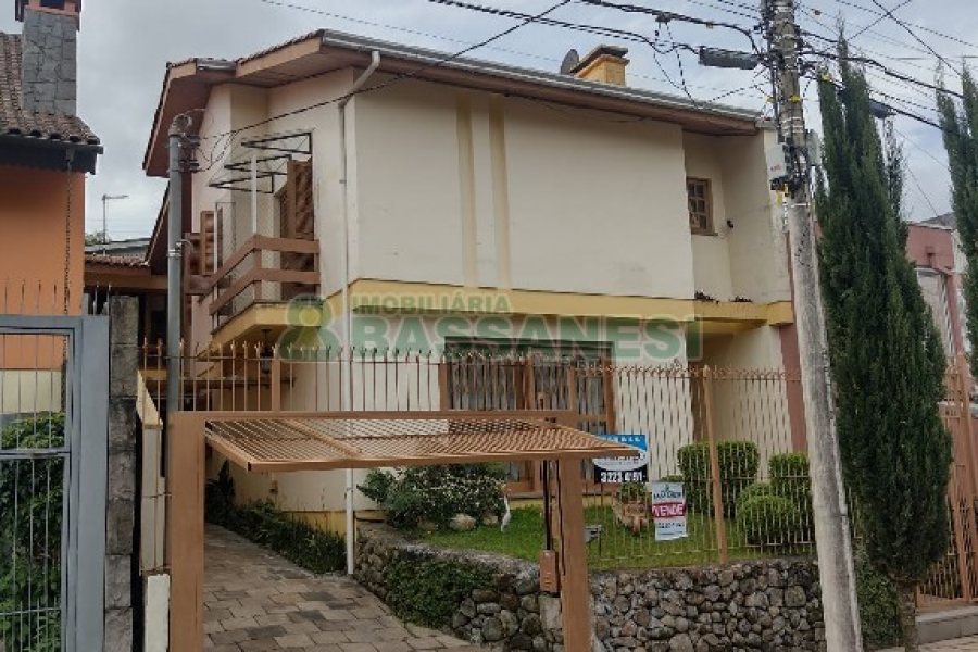 Casa com 136m², 3 dormitórios, 2 vagas, no bairro Cinqüentenário em Caxias do Sul para Comprar