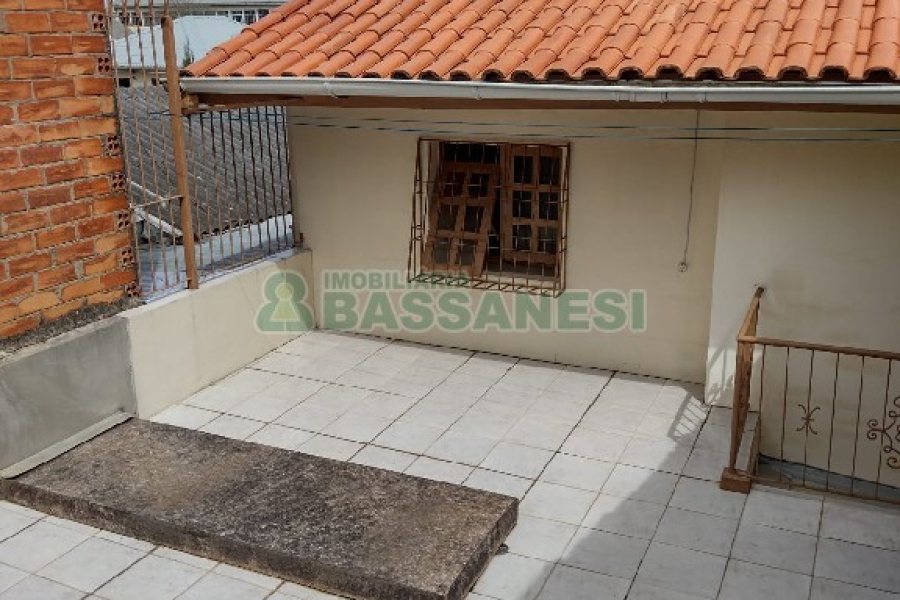 Casa com 136m², 3 dormitórios, 2 vagas, no bairro Cinqüentenário em Caxias do Sul para Comprar