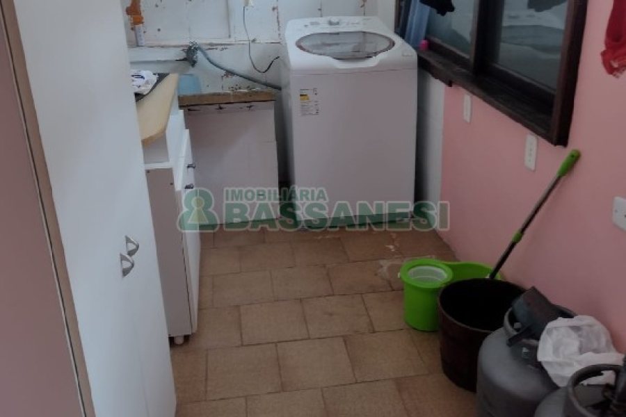 Casa com 136m², 3 dormitórios, 2 vagas, no bairro Cinqüentenário em Caxias do Sul para Comprar