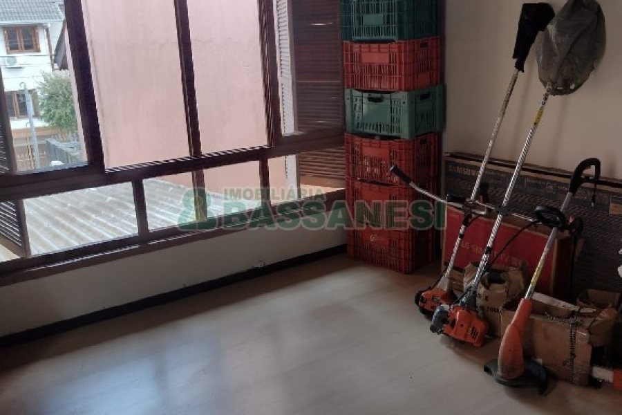 Casa com 136m², 3 dormitórios, 2 vagas, no bairro Cinqüentenário em Caxias do Sul para Comprar