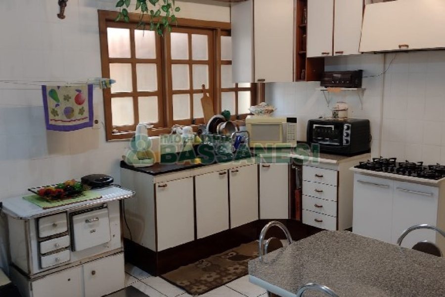 Casa com 136m², 3 dormitórios, 2 vagas, no bairro Cinqüentenário em Caxias do Sul para Comprar