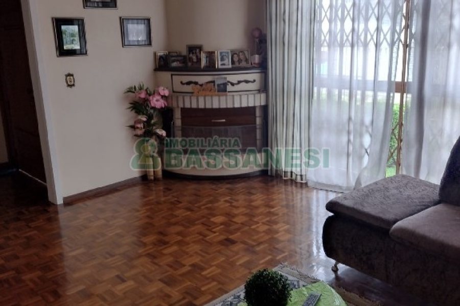 Casa com 136m², 3 dormitórios, 2 vagas, no bairro Cinqüentenário em Caxias do Sul para Comprar