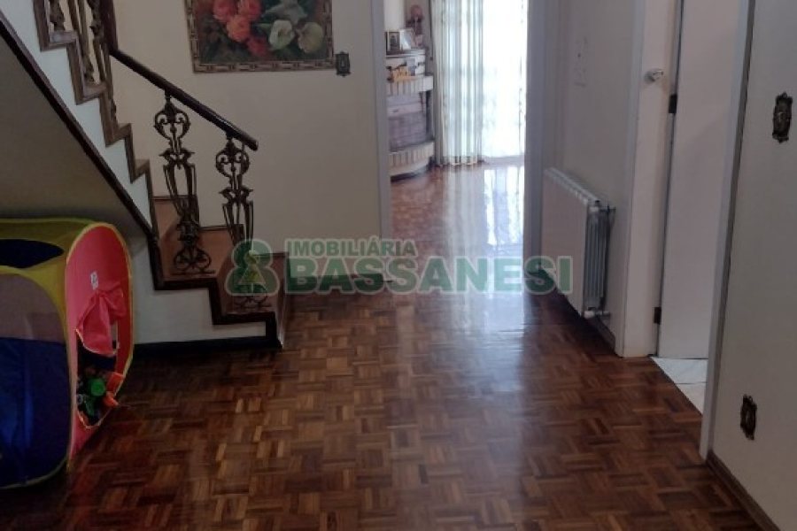 Casa com 136m², 3 dormitórios, 2 vagas, no bairro Cinqüentenário em Caxias do Sul para Comprar