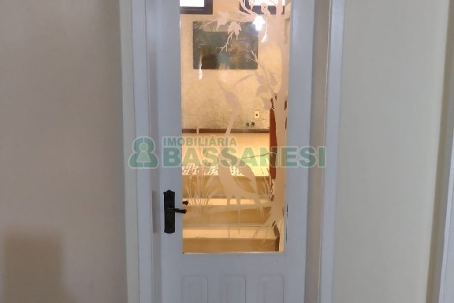 Casa com 136m², 3 dormitórios, 2 vagas, no bairro Cinqüentenário em Caxias do Sul para Comprar