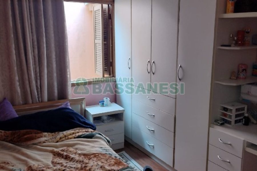 Casa com 136m², 3 dormitórios, 2 vagas, no bairro Cinqüentenário em Caxias do Sul para Comprar