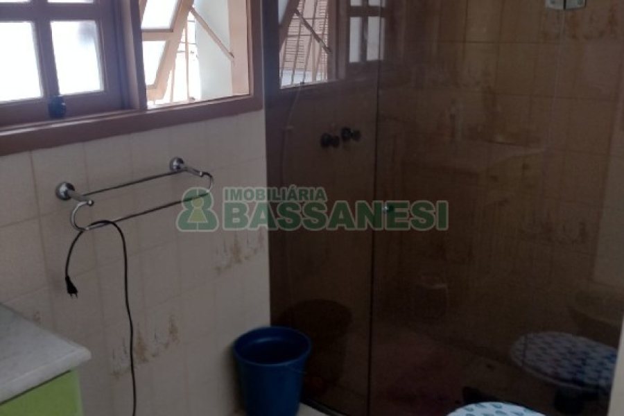 Casa com 136m², 3 dormitórios, 2 vagas, no bairro Cinqüentenário em Caxias do Sul para Comprar