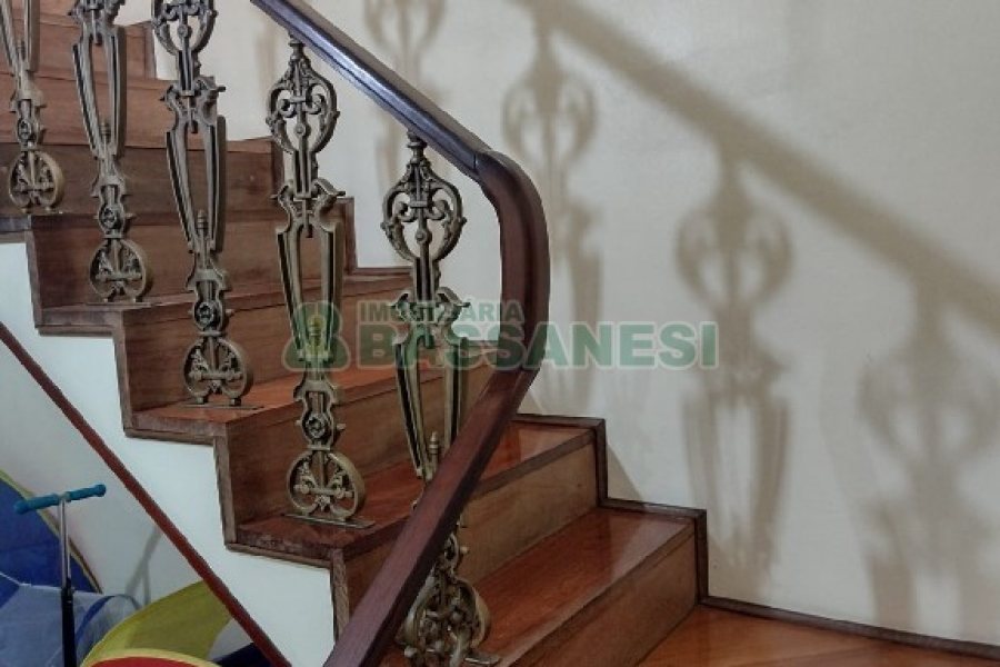 Casa com 136m², 3 dormitórios, 2 vagas, no bairro Cinqüentenário em Caxias do Sul para Comprar