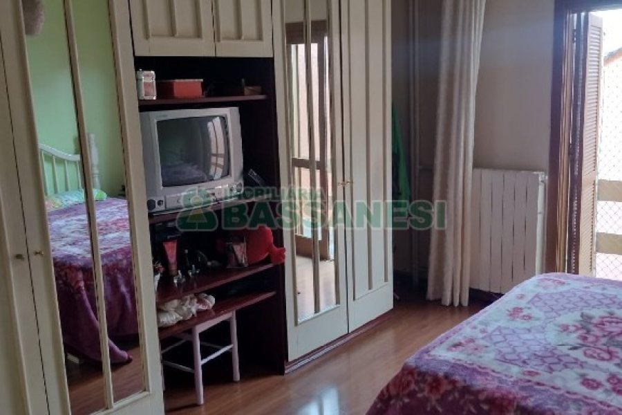 Casa com 136m², 3 dormitórios, 2 vagas, no bairro Cinqüentenário em Caxias do Sul para Comprar