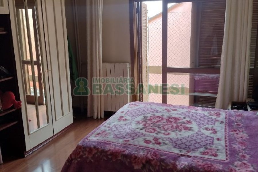 Casa com 136m², 3 dormitórios, 2 vagas, no bairro Cinqüentenário em Caxias do Sul para Comprar