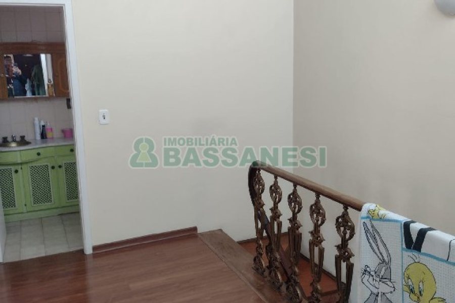 Casa com 136m², 3 dormitórios, 2 vagas, no bairro Cinqüentenário em Caxias do Sul para Comprar