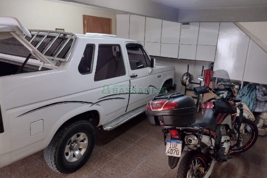 Casa com 136m², 3 dormitórios, 2 vagas, no bairro Cinqüentenário em Caxias do Sul para Comprar