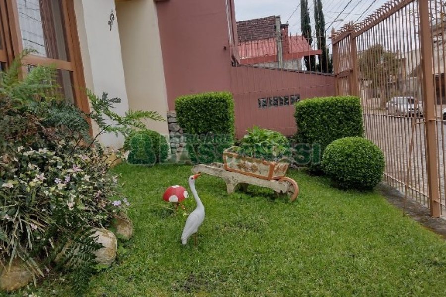 Casa com 136m², 3 dormitórios, 2 vagas, no bairro Cinqüentenário em Caxias do Sul para Comprar