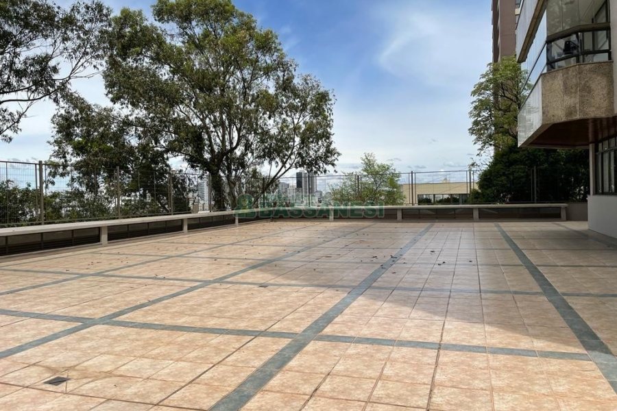 Apto Mobiliado com 187m², 3 dormitórios, 2 vagas, no bairro Lourdes em Caxias do Sul para Comprar