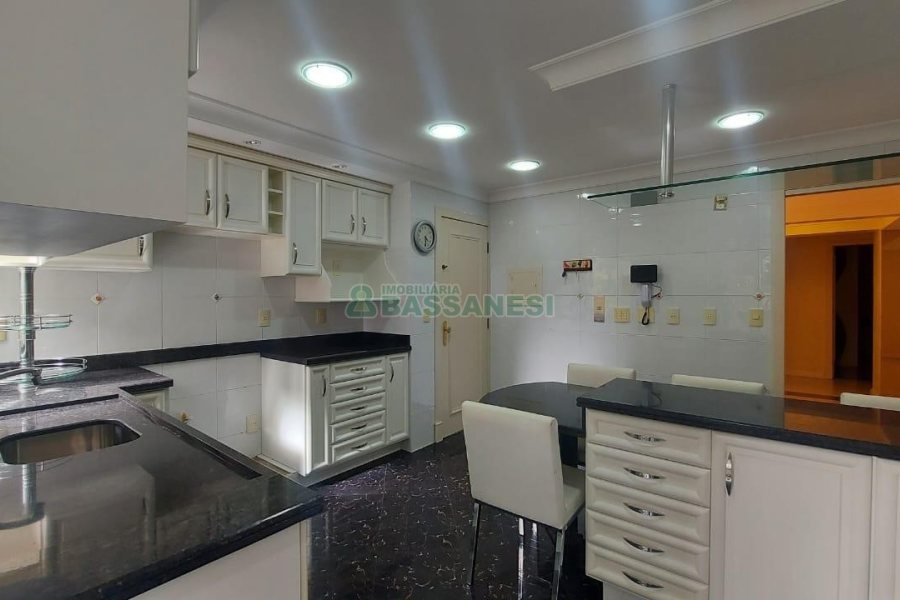 Apto Mobiliado com 187m², 3 dormitórios, 2 vagas, no bairro Lourdes em Caxias do Sul para Comprar