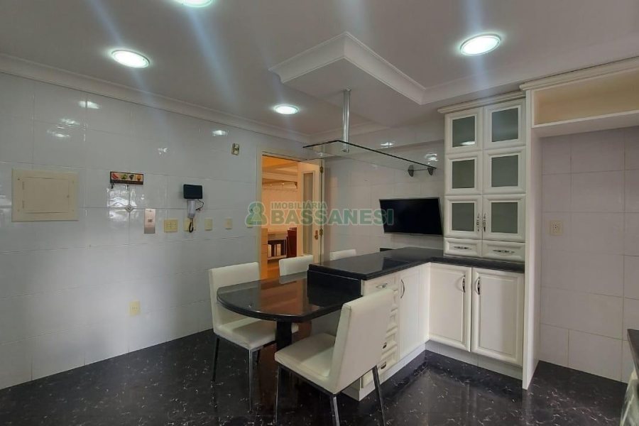 Apto Mobiliado com 187m², 3 dormitórios, 2 vagas, no bairro Lourdes em Caxias do Sul para Comprar