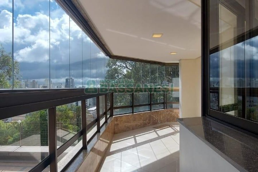 Apto Mobiliado com 187m², 3 dormitórios, 2 vagas, no bairro Lourdes em Caxias do Sul para Comprar