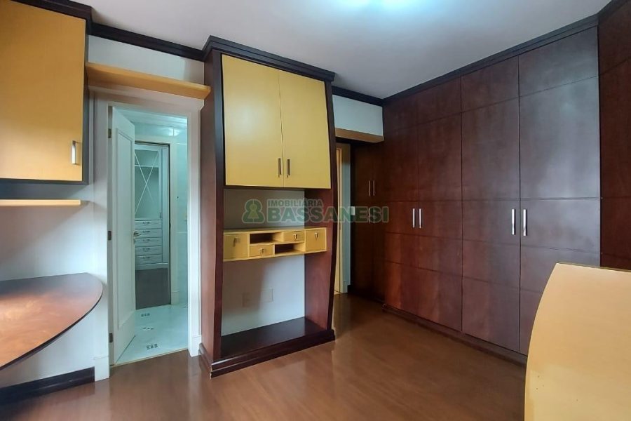 Apto Mobiliado com 187m², 3 dormitórios, 2 vagas, no bairro Lourdes em Caxias do Sul para Comprar