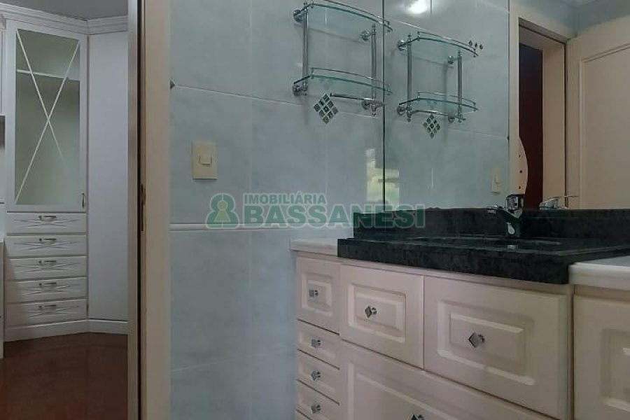 Apto Mobiliado com 187m², 3 dormitórios, 2 vagas, no bairro Lourdes em Caxias do Sul para Comprar