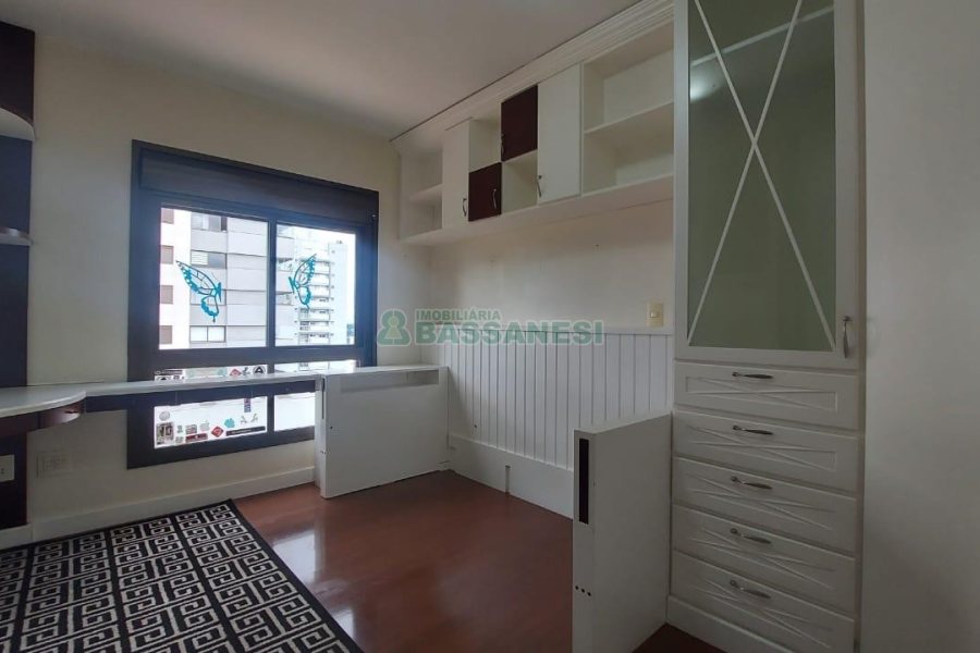 Apto Mobiliado com 187m², 3 dormitórios, 2 vagas, no bairro Lourdes em Caxias do Sul para Comprar