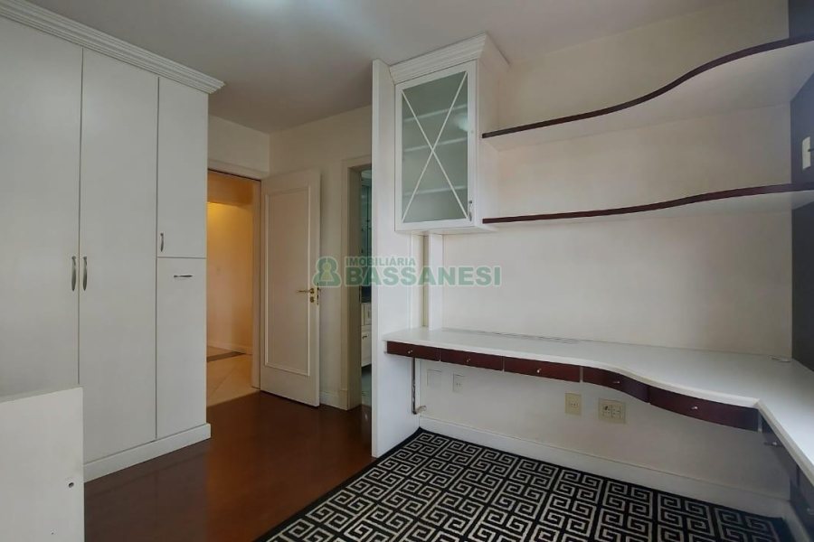 Apto Mobiliado com 187m², 3 dormitórios, 2 vagas, no bairro Lourdes em Caxias do Sul para Comprar