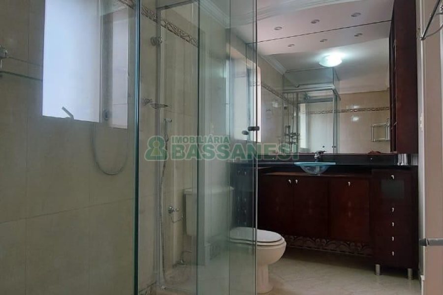 Apto Mobiliado com 187m², 3 dormitórios, 2 vagas, no bairro Lourdes em Caxias do Sul para Comprar