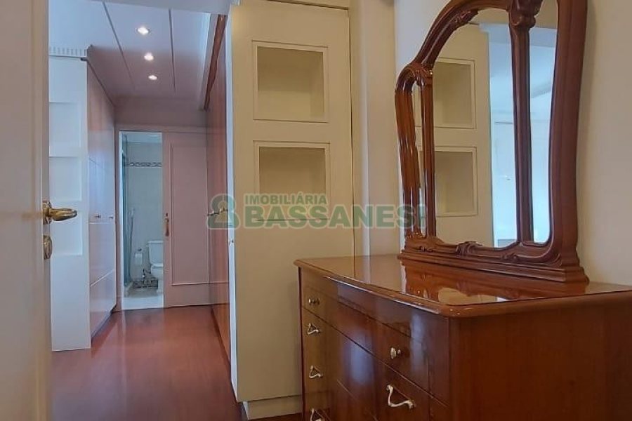 Apto Mobiliado com 187m², 3 dormitórios, 2 vagas, no bairro Lourdes em Caxias do Sul para Comprar