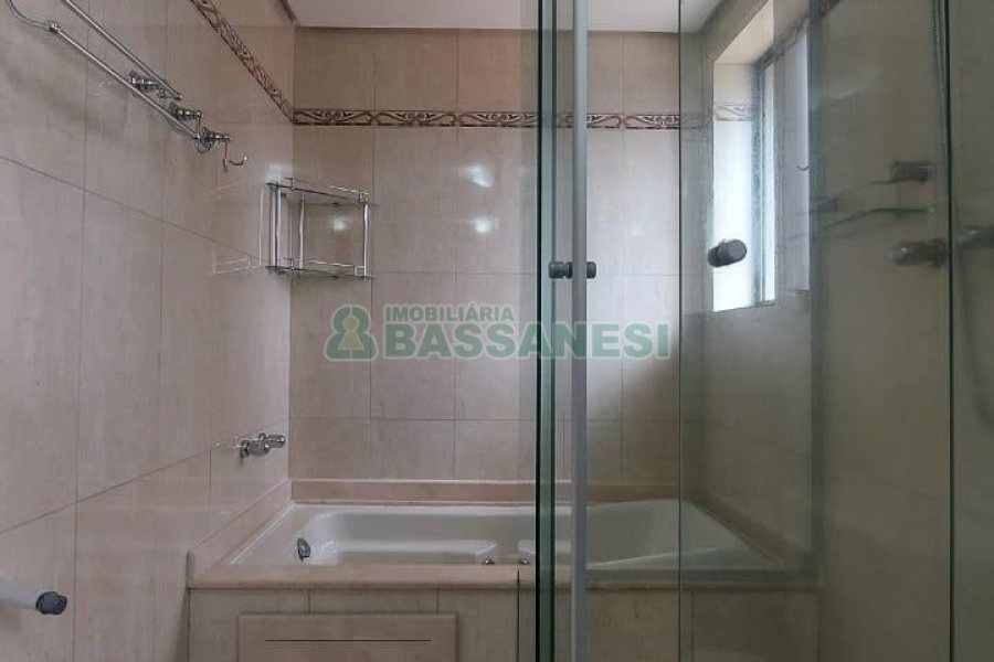 Apto Mobiliado com 187m², 3 dormitórios, 2 vagas, no bairro Lourdes em Caxias do Sul para Comprar