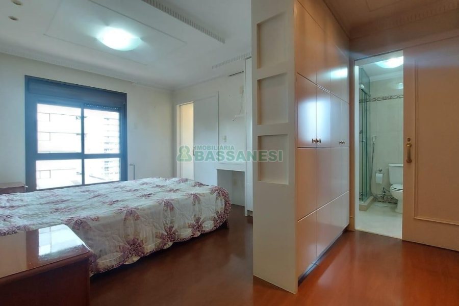 Apto Mobiliado com 187m², 3 dormitórios, 2 vagas, no bairro Lourdes em Caxias do Sul para Comprar