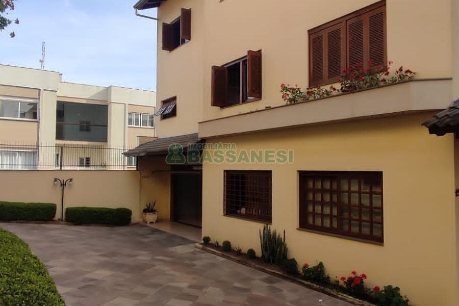 Sobrado com 257m², 4 dormitórios, 3 vagas, no bairro Colina Sorriso em Caxias do Sul para Comprar