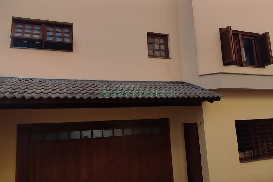 Sobrado com 257m², 4 dormitórios, 3 vagas, no bairro Colina Sorriso em Caxias do Sul para Comprar